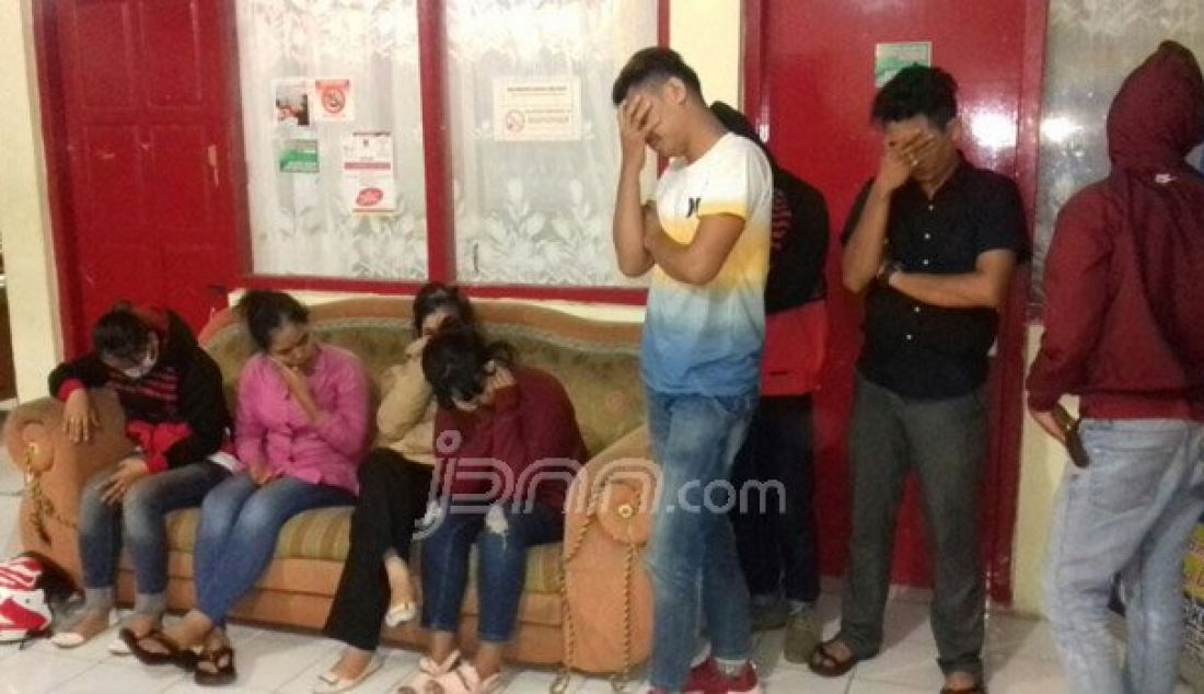 KETANGKAP BASAH: Empat pasangan ilegal saat diamankan di Mako Pol PP Bukittinggi, Jumat (30/9). Foto: Nanda/Padang Ekspres - JPNN.com