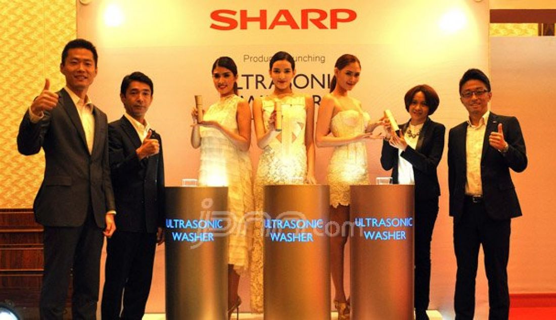 PT Sharp Electronics Indonesia meluncurkan produk Ultrasonic Washer, Jakarta, Kamis (29/9). Ultrasonic Washer mampu menghilangkan noda membandel dengan mudah dan cepat, serta menghasilkan getaran ultrasonic hingga 38,000 per detik. Foto: Ricardo/JPNN.com - JPNN.com