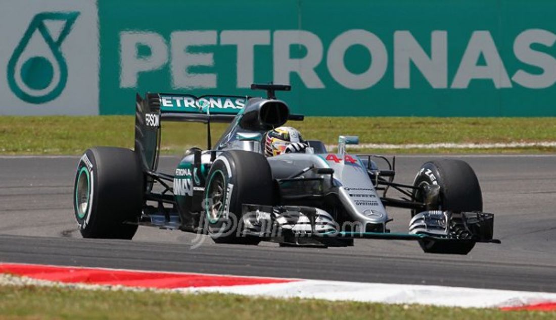 Pembalap Mercedes Lewis Hamilton, dalam sesi latihan di sirkuit Sepang, Malaysia. Jumat (30/9). Foto: H Eka/Jawa Pos - JPNN.com