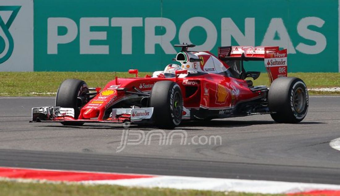 Pembalap Ferrari Sebastian Vettel dalam sesi latihan di sirkuit Sepang, Malaysia. Jumat (30/9). Foto: H Eka/Jawa Pos - JPNN.com