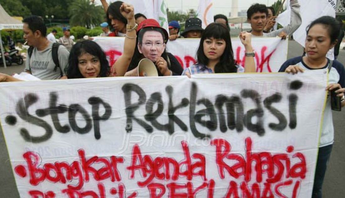 Sejumlah aktivis menggelar unjuk rasa mendesak penghentian reklamasi di depan Istana Negara, Jakarta, Jumat (30/9). Mereka menilai ada upaya persekongkolan jahat antara pemerintah dengan pengusaha dalam melakukan reklamasi di Jakarta dan Teluk Benoa, Bali. Foto: Ukon/Indopos - JPNN.com