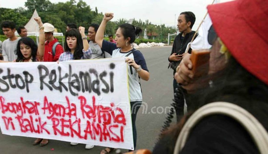 Sejumlah aktivis menggelar unjuk rasa mendesak penghentian reklamasi di depan Istana Negara, Jakarta, Jumat (30/9). Mereka menilai ada upaya persekongkolan jahat antara pemerintah dengan pengusaha dalam melakukan reklamasi di Jakarta dan Teluk Benoa, Bali. Foto: Ukon/Indopos - JPNN.com