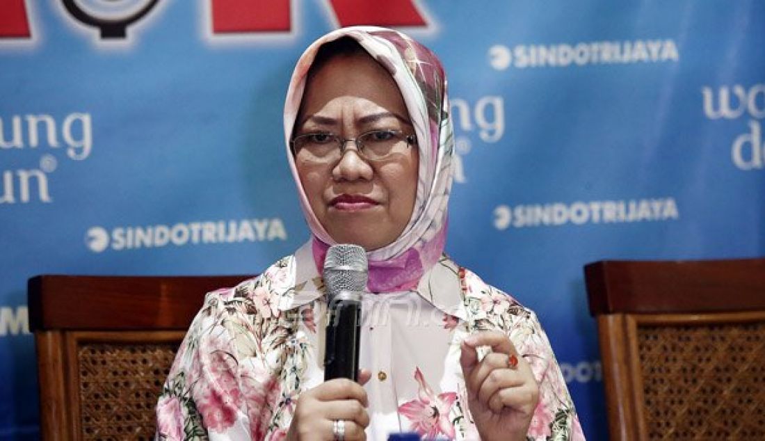 Pengamat Politik LIPI Siti Zuhro menjadi pembicara pada diskusi Adu Strategi Di Tanah Betawi, Jakarta, Sabtu (1/10). Foto: Ricardo/JPNN.com - JPNN.com