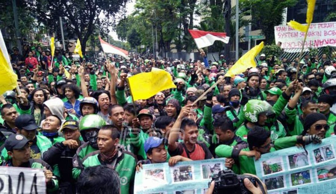 Para driver GoJek menggelar aksi demo di depan PT GoJek yang berada di kawasan Kemang, Jakarta, Senin (3/10).&lrm; Massa menutut agar pihak penyedia transportasi berbasis online (Go-Jek) lebih peka dalam mendengar keluhan para driver. Foto: Fathan/JPNN.com - JPNN.com