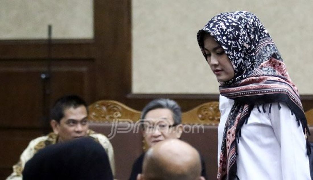 Istri M Sanusi, Evelien Irawan saat bersaksi pada sidang lanjutan di Pengadilan Tipikor, Kemayoran, Jakarta, Senin (3/10). Istri M Sanusi, Evelien Irawan hadir sebagai saksi. Foto: Ricardo/JPNN.com - JPNN.com