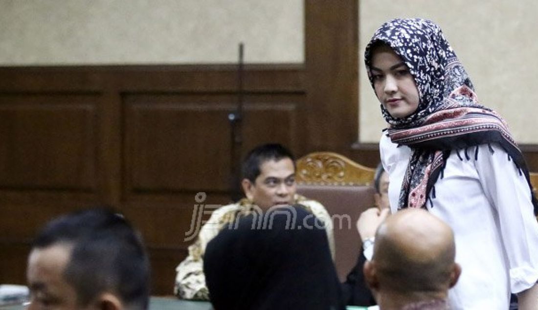 Istri M Sanusi, Evelien Irawan saat bersaksi pada sidang lanjutan di Pengadilan Tipikor, Kemayoran, Jakarta, Senin (3/10). Istri M Sanusi, Evelien Irawan hadir sebagai saksi. Foto: Ricardo/JPNN.com - JPNN.com