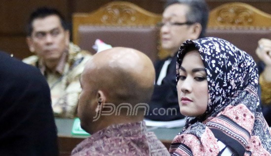 Istri M Sanusi saat bersaksi pada sidang lanjutan di Pengadilan Tipikor, Kemayoran, Jakarta, Senin (3/10). Istri M Sanusi, Evelien Irawan hadir sebagai saksi. Foto: Ricardo/JPNN.com - JPNN.com