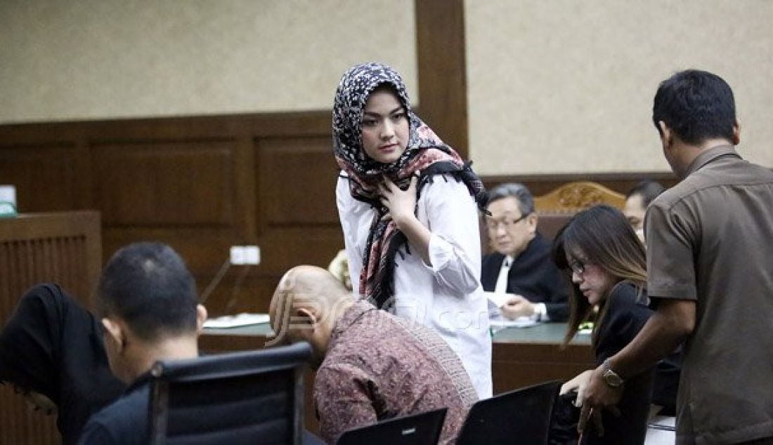 Istri M Sanusi, Evelien Irawan saat bersaksi pada sidang lanjutan di Pengadilan Tipikor, Kemayoran, Jakarta, Senin (3/10). Istri M Sanusi, Evelien Irawan hadir sebagai saksi. Foto: Ricardo/JPNN.com - JPNN.com