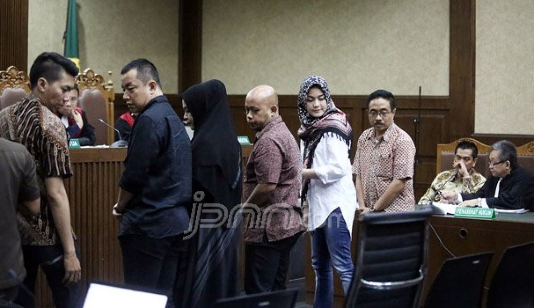 Istri M Sanusi, Evelien Irawan saat bersaksi pada sidang lanjutan di Pengadilan Tipikor, Kemayoran, Jakarta, Senin (3/10). Istri M Sanusi, Evelien Irawan hadir sebagai saksi. Foto: Ricardo/JPNN.com - JPNN.com