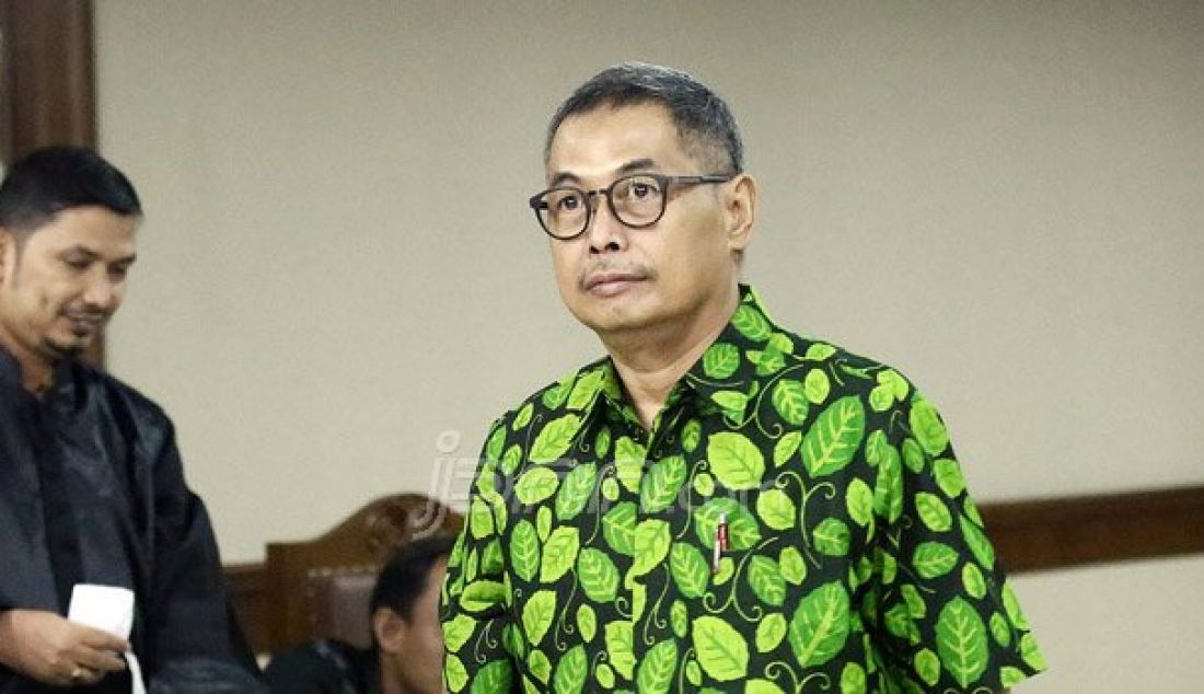 Kadis Prasarana Jalan Tata Ruang dan Pemukiman Sumatera Barat, Suprapto usai mengikuti sidang putusan sela di Pengadilan Tipikor, Senin (3/10). Suprapto diduga melakukan suap terhadap mantan anggota Komisi III DPR I Putu Sudiartana dan hakim menolak eksepsi terdakwa. Foto: Ricardo/JPNN.com - JPNN.com