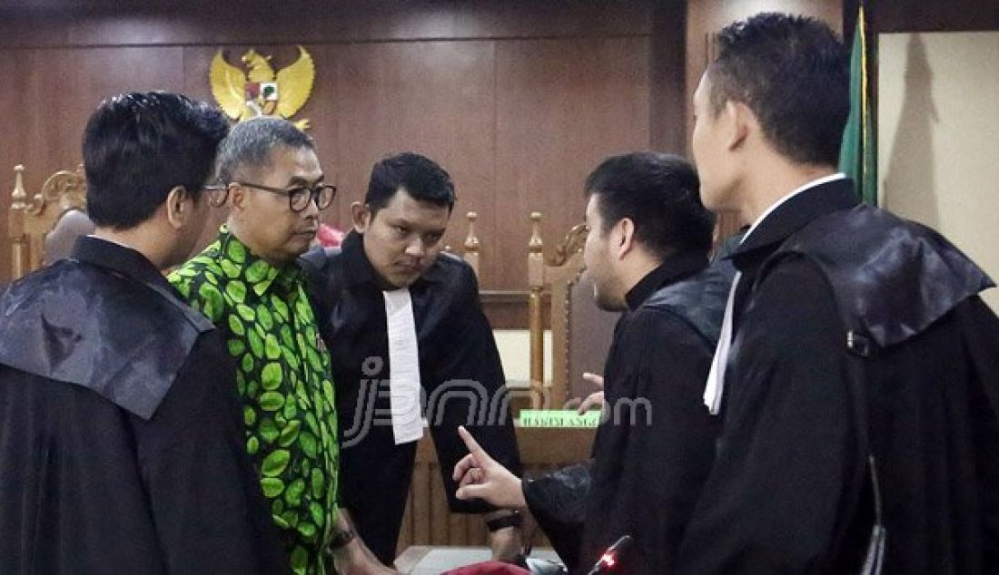 Kadis Prasarana Jalan Tata Ruang dan Pemukiman Sumatera Barat, Suprapto usai mengikuti sidang putusan sela di Pengadilan Tipikor, Senin (3/10). Suprapto diduga melakukan suap terhadap mantan anggota Komisi III DPR I Putu Sudiartana dan hakim menolak eksepsi terdakwa. Foto: Ricardo/JPNN.com - JPNN.com