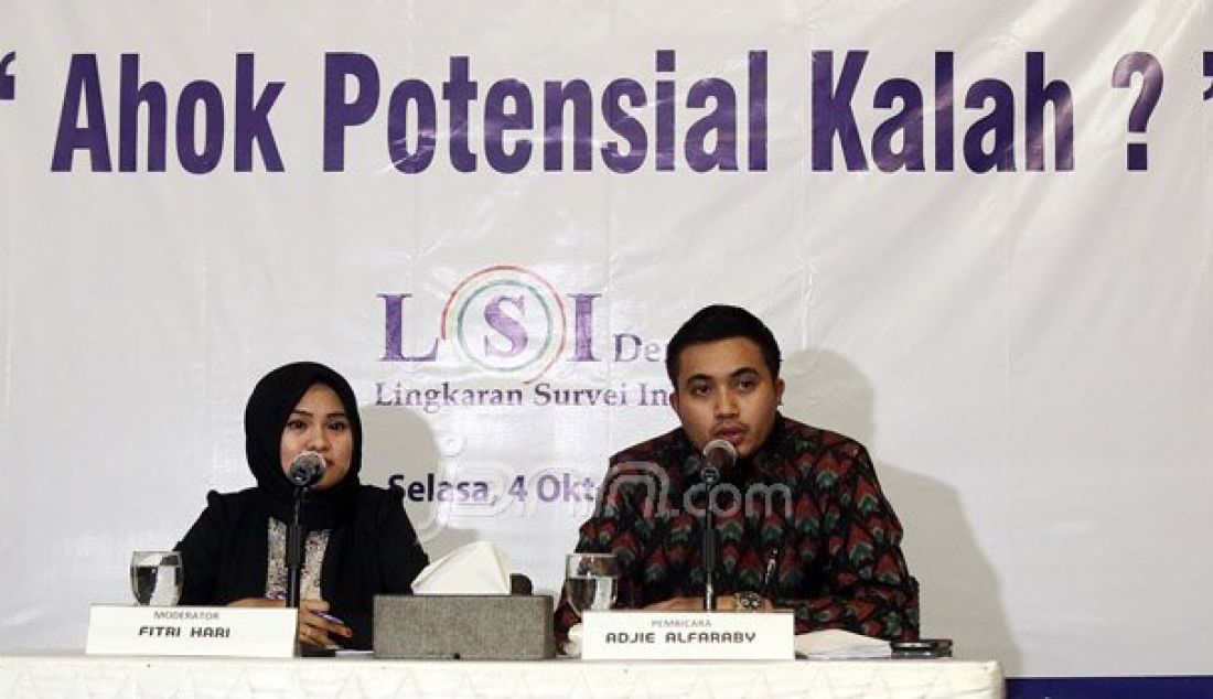 Peneliti Lembaga Survei Indonesia (LSI) Adjie Alfaraby memberikan keterangan pers hasil survei Ahok Potensial Kalah?, Jakarta, Selasa (4/10). Pasangan Anies-Uno menang di segmen pemilih berpendidikan pernah kualiah atau diatasnya. Foto: Ricardo/JPNN.com - JPNN.com