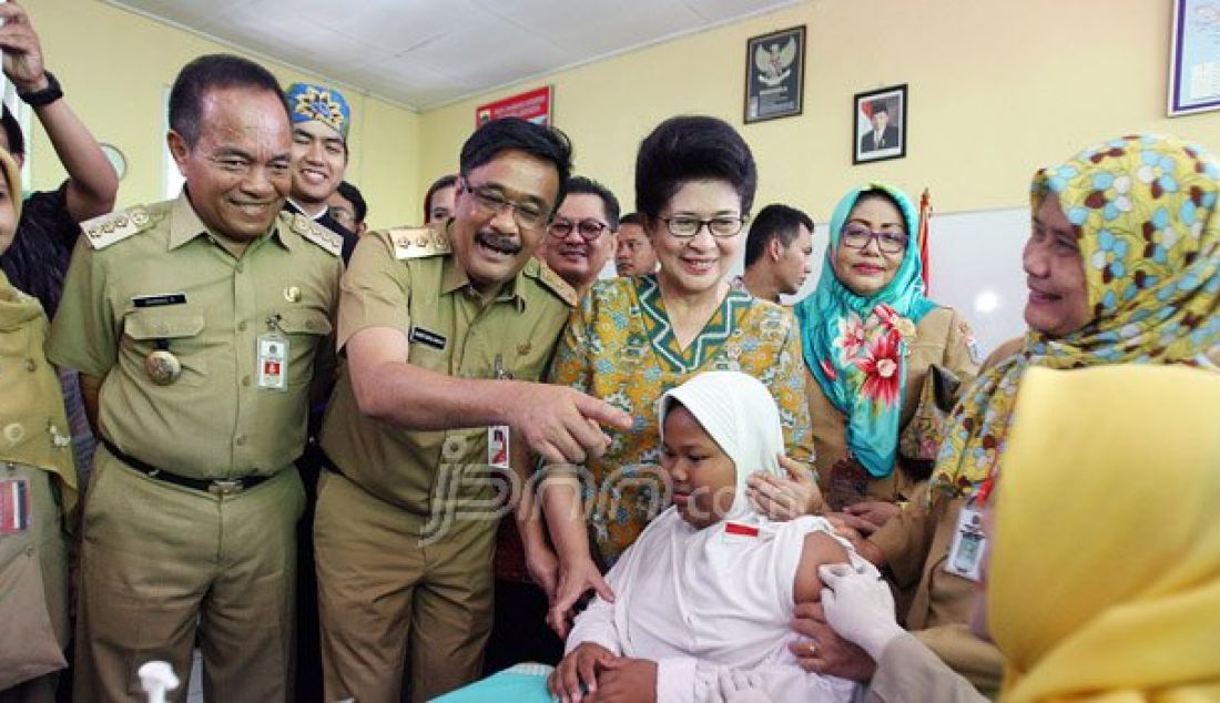 Menteri Kesehatan Nila Djuwita Farid Moeloek didampingi Wagub DKI, Djarot Saiful Hidayat hadir dalam kegiatan Bulan Imunisasi Anak sekolah (BIAS) di SDN 11 Pagi, Lubang Buaya, Jakarta, Selasa (4/10). Kegiatan ini untuk mewujudkan Indonesia bebas dari kanker serviks. Foto: Ricardo/JPNN.com - JPNN.com