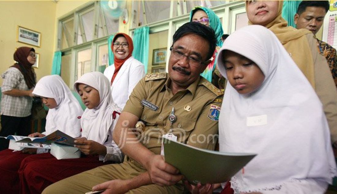 Menteri Kesehatan Nila Djuwita Farid Moeloek didampingi Wagub DKI, Djarot Saiful Hidayat hadir dalam kegiatan Bulan Imunisasi Anak sekolah (BIAS) di SDN 11 Pagi, Lubang Buaya, Jakarta, Selasa (4/10). Kegiatan ini untuk mewujudkan Indonesia bebas dari kanker serviks. Foto: Ricardo/JPNN.com - JPNN.com