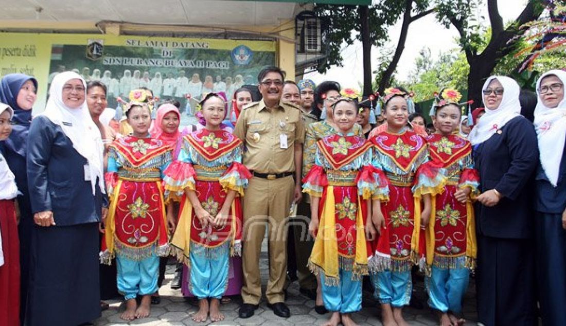 Menteri Kesehatan Nila Djuwita Farid Moeloek didampingi Wagub DKI, Djarot Saiful Hidayat berfoto bersama sejumlah murid SDN 11 Pagi, Lubang Buaya saat pelaksanaan Bulan Imunisasi Anak sekolah (BIAS), Jakarta, Selasa (4/10). Foto: Ricardo/JPNN.com - JPNN.com