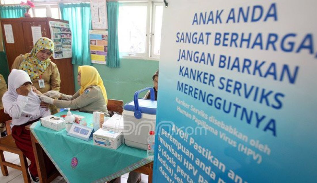 Sejumlah anak saat mengikuti kegiatan Bulan Imunisasi Anak sekolah (BIAS) di SDN 11 Pagi, Lubang Buaya, Jakarta, Selasa (4/10). Kegiatan ini untuk mewujudkan Indonesia bebas dari kanker serviks. Foto: Ricardo/JPNN.com - JPNN.com