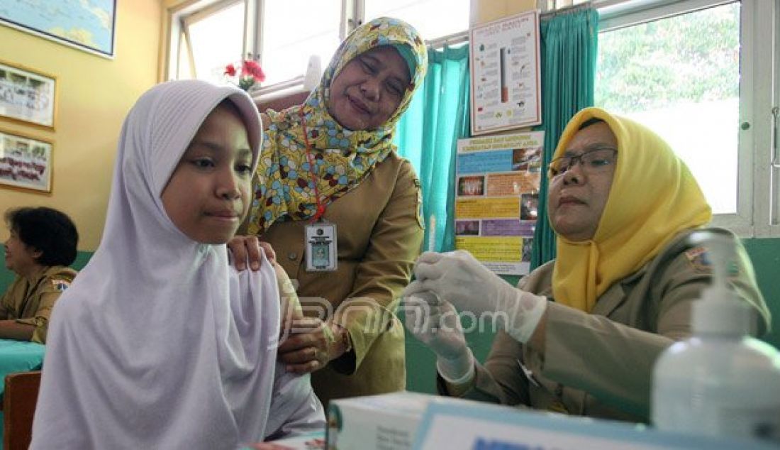 Sejumlah anak saat mengikuti kegiatan Bulan Imunisasi Anak sekolah (BIAS) di SDN 11 Pagi, Lubang Buaya, Jakarta, Selasa (4/10). Kegiatan ini untuk mewujudkan Indonesia bebas dari kanker serviks. Foto: Ricardo/JPNN.com - JPNN.com