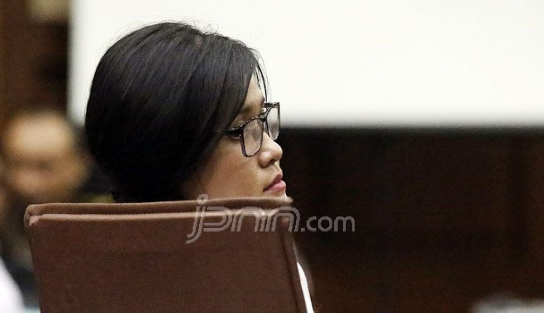 Terdakwa kasus pembunuhan berencana kepada teman kuliahnya, Wayan Mirna Salihin, Jessica Kumala Wongso menjalani sidang pembacaan tuntutan di Pengadilan Negeri Jakarta Pusat, Rabu (5/10). Foto: Ricardo/JPNN.com - JPNN.com