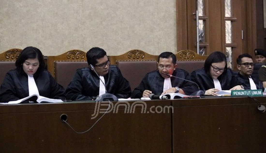 Tim Jaksa Penuntut Umum (JPU) saat membacakan sejumlah tuntutan di depan Majelis Hakim Pengadilan Negeri Jakarta Pusat, Rabu (5/10). Foto: Ricardo/JPNN.com - JPNN.com