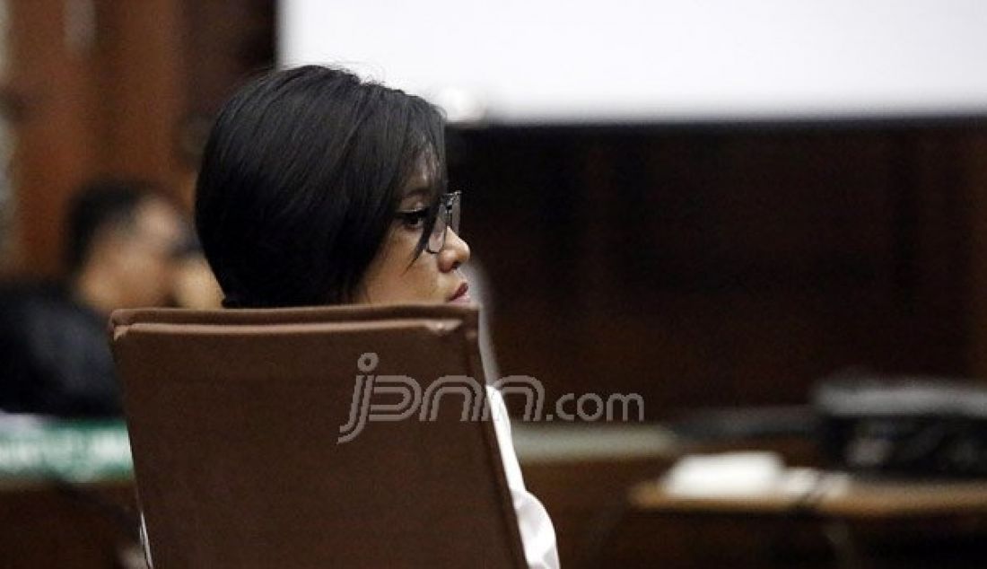 Terdakwa kasus pembunuhan berencana kepada teman kuliahnya, Wayan Mirna Salihin, Jessica Kumala Wongso menjalani sidang pembacaan tuntutan di Pengadilan Negeri Jakarta Pusat, Rabu (5/10). Foto: Ricardo/JPNN.com - JPNN.com