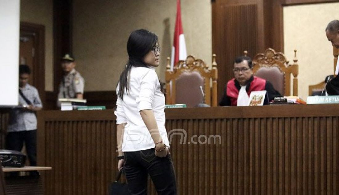 Terdakwa kasus pembunuhan berencana kepada teman kuliahnya, Wayan Mirna Salihin, Jessica Kumala Wongso menjalani sidang pembacaan tuntutan di Pengadilan Negeri Jakarta Pusat, Rabu (5/10). Foto: Ricardo/JPNN.com - JPNN.com