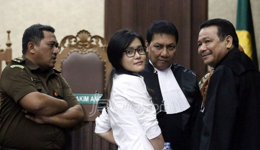 Terdakwa kasus pembunuhan berencana kepada teman kuliahnya, Wayan Mirna Salihin, Jessica Kumala Wongso menjalani sidang pembacaan tuntutan di Pengadilan Negeri Jakarta Pusat, Rabu (5/10). Foto: Ricardo/JPNN.com - JPNN.com