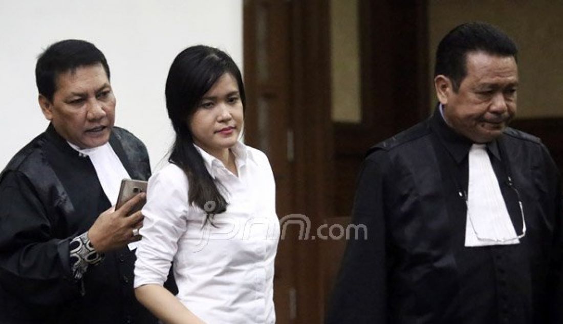 Terdakwa kasus pembunuhan berencana kepada teman kuliahnya, Wayan Mirna Salihin, Jessica Kumala Wongso menjalani sidang pembacaan tuntutan di Pengadilan Negeri Jakarta Pusat, Rabu (5/10). Foto: Ricardo/JPNN.com - JPNN.com