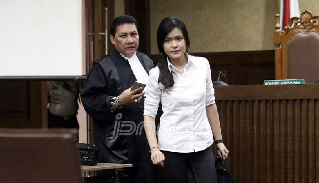 Terdakwa kasus pembunuhan berencana kepada teman kuliahnya, Wayan Mirna Salihin, Jessica Kumala Wongso menjalani sidang pembacaan tuntutan di Pengadilan Negeri Jakarta Pusat, Rabu (5/10). Foto: Ricardo/JPNN.com - JPNN.com