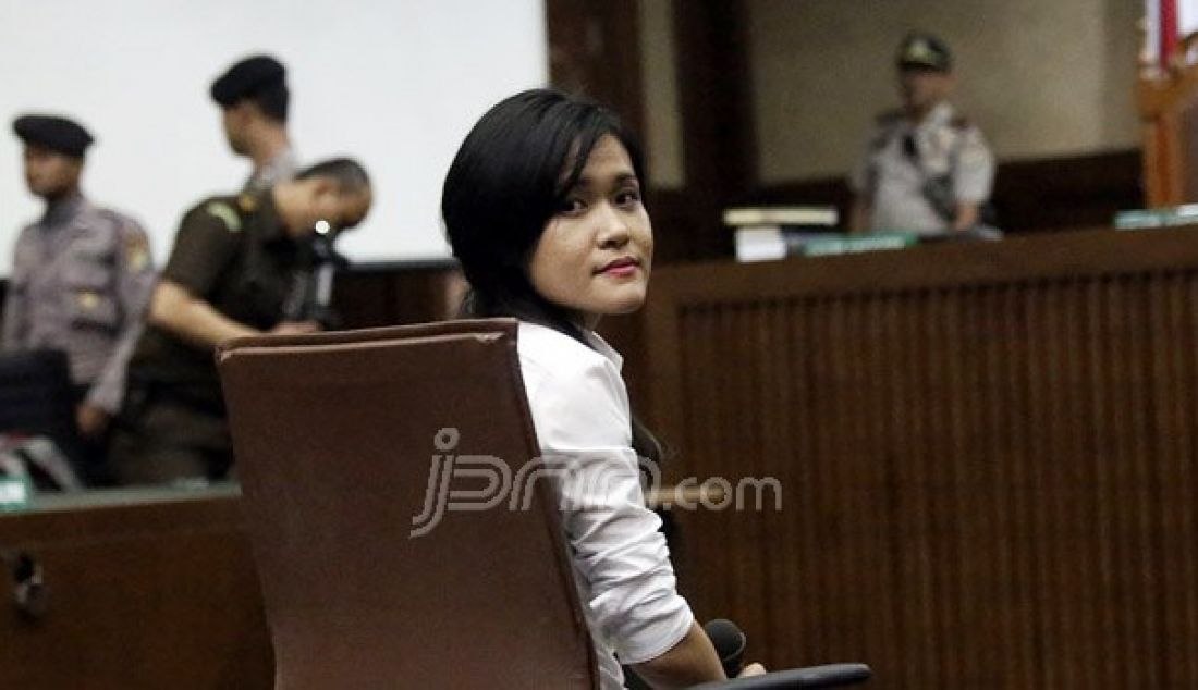 Terdakwa kasus pembunuhan berencana kepada teman kuliahnya, Wayan Mirna Salihin, Jessica Kumala Wongso menjalani sidang pembacaan tuntutan di Pengadilan Negeri Jakarta Pusat, Rabu (5/10). Foto: Ricardo/JPNN.com - JPNN.com