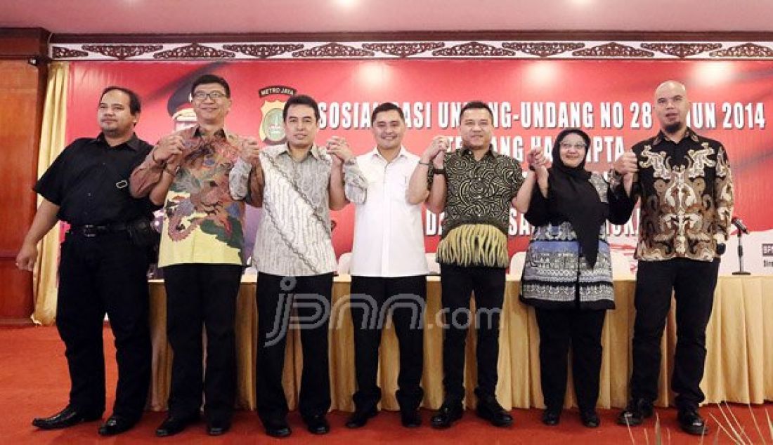 Dirkrimsus Polda Metro Jaya Kombes M Fadil Imran, Musisi Ahamad Dhani, Adi Adrian Kla Project dan Anggota DPR Anang Hermansyah pada acara Sosialisasi UU No 28 Tahun 2014 Tentang Hak Cipta Pengurusan Lisensi Lagu dan Musik Dalam Usaha Karoke, Kamis (6/10). Foto: Ricardo/JPNN.com - JPNN.com