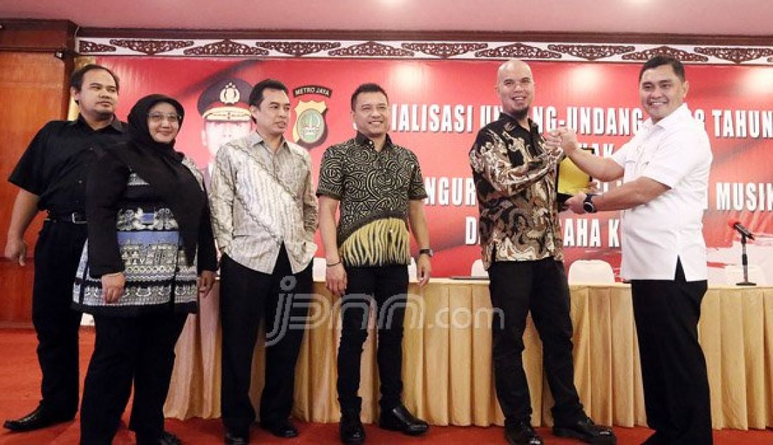 Dirkrimsus Polda Metro Jaya Kombes M Fadil Imran, Musisi Ahamad Dhani, Adi Adrian Kla Project dan Anggota DPR Anang Hermansyah pada acara Sosialisasi UU No 28 Tahun 2014 Tentang Hak Cipta Pengurusan Lisensi Lagu dan Musik Dalam Usaha Karoke, Kamis (6/10). Foto: Ricardo/JPNN.com - JPNN.com