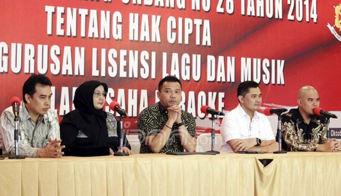 Dirkrimsus Polda Metro Jaya Kombes M Fadil Imran, Musisi Ahamad Dhani, Adi Adrian Kla Project dan Anggota DPR Anang Hermansyah pada acara Sosialisasi UU No 28 Tahun 2014 Tentang Hak Cipta Pengurusan Lisensi Lagu dan Musik Dalam Usaha Karoke, Kamis (6/10). Foto: Ricardo/JPNN.com - JPNN.com