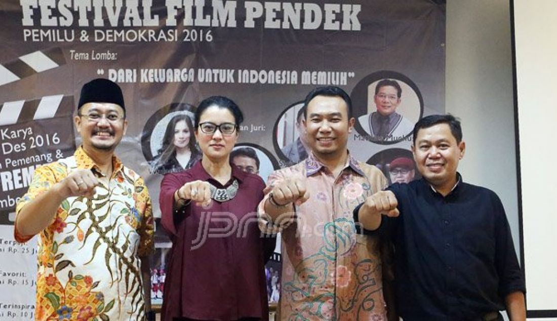 Komisioner KPU Ferry Kurnia Rizkiyansyah, Ketua PARFI Marcella Zalianty, Komisioner KPU Sigit Pamungkas dan Kreator dan Produser Film Avisena Soebli saat konpers Festival Film Pendek KPU bertema 'Dari Keluarga Untuk Indonesia Memilih', Jakarta, Jumat (7/10). Foto: Ricardo/JPNN.com - JPNN.com