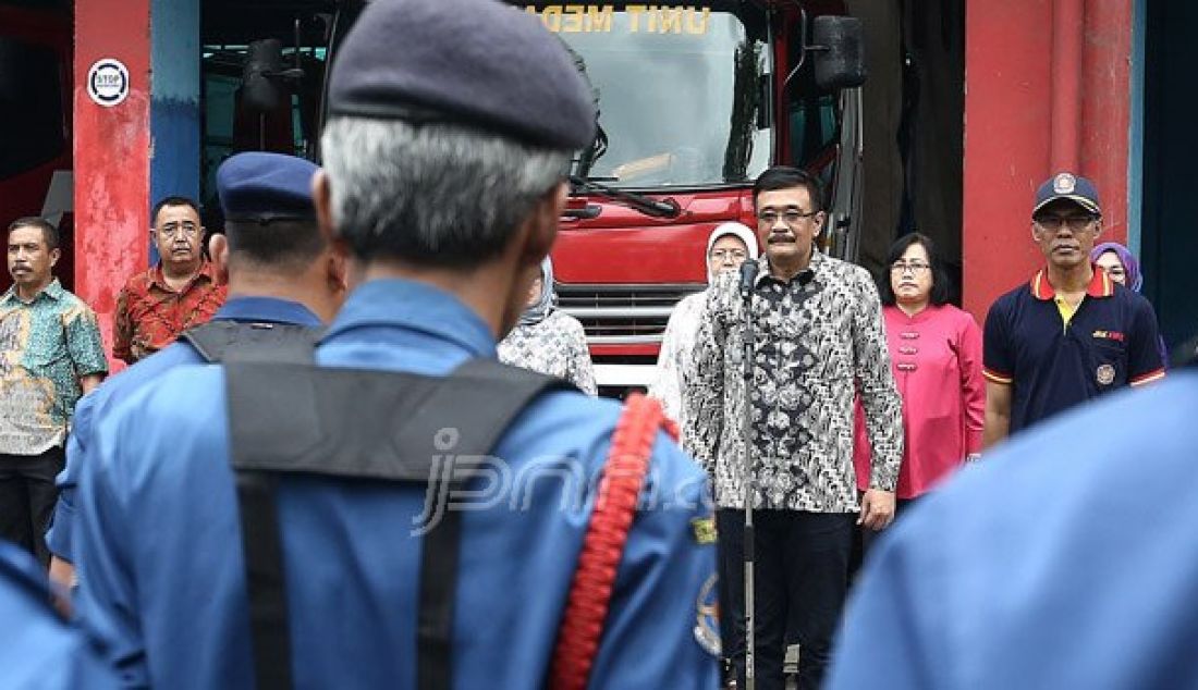 Wagub DKI Jakarta Djarot Syaiful Hidayat melakukan kunjungan kerja ke Dinas Penanggulangan Kebakaran dan Penyelamatan Provinsi DKI Jakarta, Sabtu (8/10). Djarot mengharapkan Damkar lebih profesional dan menjunjung tinggi keselamatan dalam menanggani kebakaran. Foto: Ricardo/JPNN.com - JPNN.com