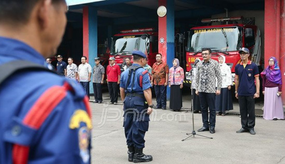 Wagub DKI Jakarta Djarot Syaiful Hidayat melakukan kunjungan kerja ke Dinas Penanggulangan Kebakaran dan Penyelamatan Provinsi DKI Jakarta, Sabtu (8/10). Djarot mengharapkan Damkar lebih profesional dan menjunjung tinggi keselamatan dalam menanggani kebakaran. Foto: Ricardo/JPNN.com - JPNN.com