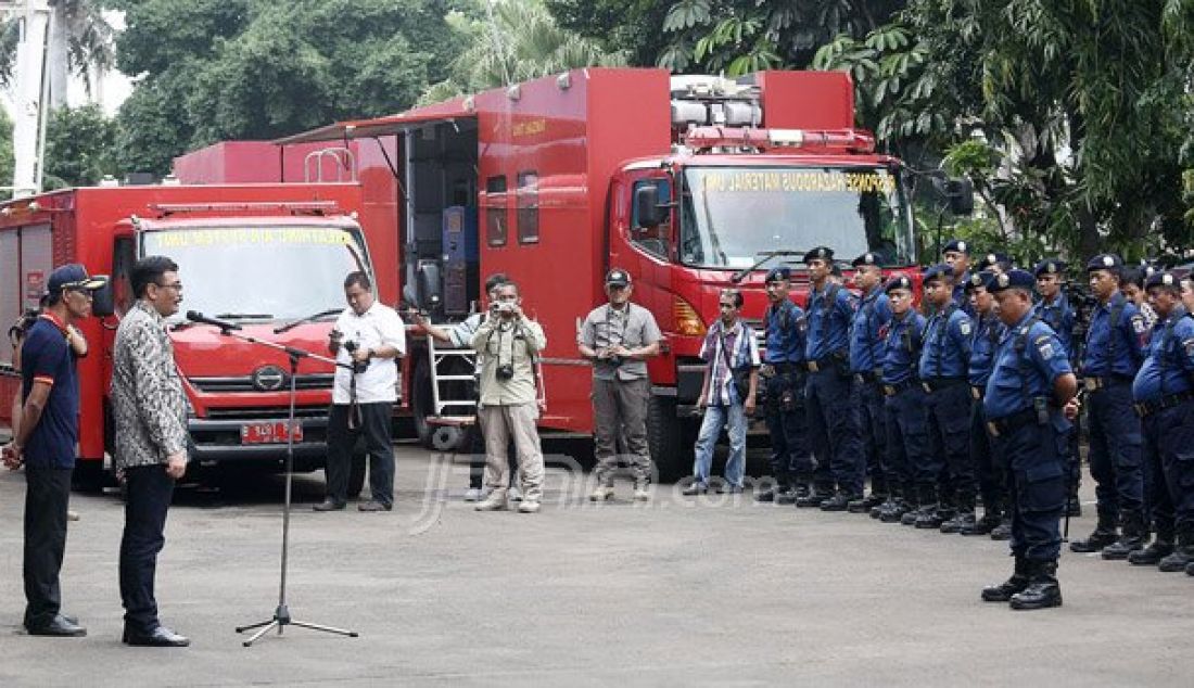 Wagub DKI Jakarta Djarot Syaiful Hidayat melakukan kunjungan kerja ke Dinas Penanggulangan Kebakaran dan Penyelamatan Provinsi DKI Jakarta, Sabtu (8/10). Djarot mengharapkan Damkar lebih profesional dan menjunjung tinggi keselamatan dalam menanggani kebakaran. Foto: Ricardo/JPNN.com - JPNN.com