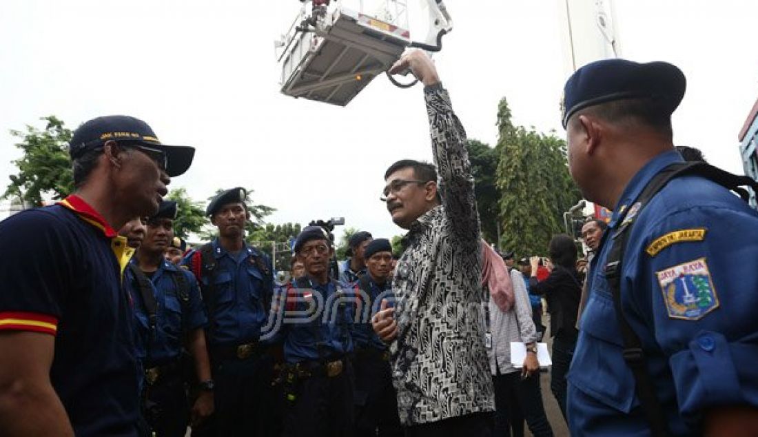 Wagub DKI Jakarta Djarot Syaiful Hidayat melakukan kunjungan kerja ke Dinas Penanggulangan Kebakaran dan Penyelamatan Provinsi DKI Jakarta, Sabtu (8/10). Djarot mengharapkan Damkar lebih profesional dan menjunjung tinggi keselamatan dalam menanggani kebakaran. Foto: Ricardo/JPNN.com - JPNN.com