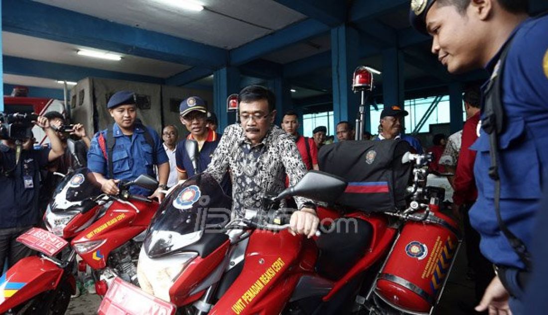 Wagub DKI Jakarta Djarot Syaiful Hidayat melakukan kunjungan kerja ke Dinas Penanggulangan Kebakaran dan Penyelamatan Provinsi DKI Jakarta, Sabtu (8/10). Djarot mengharapkan Damkar lebih profesional dan menjunjung tinggi keselamatan dalam menanggani kebakaran. Foto: Ricardo/JPNN.com - JPNN.com