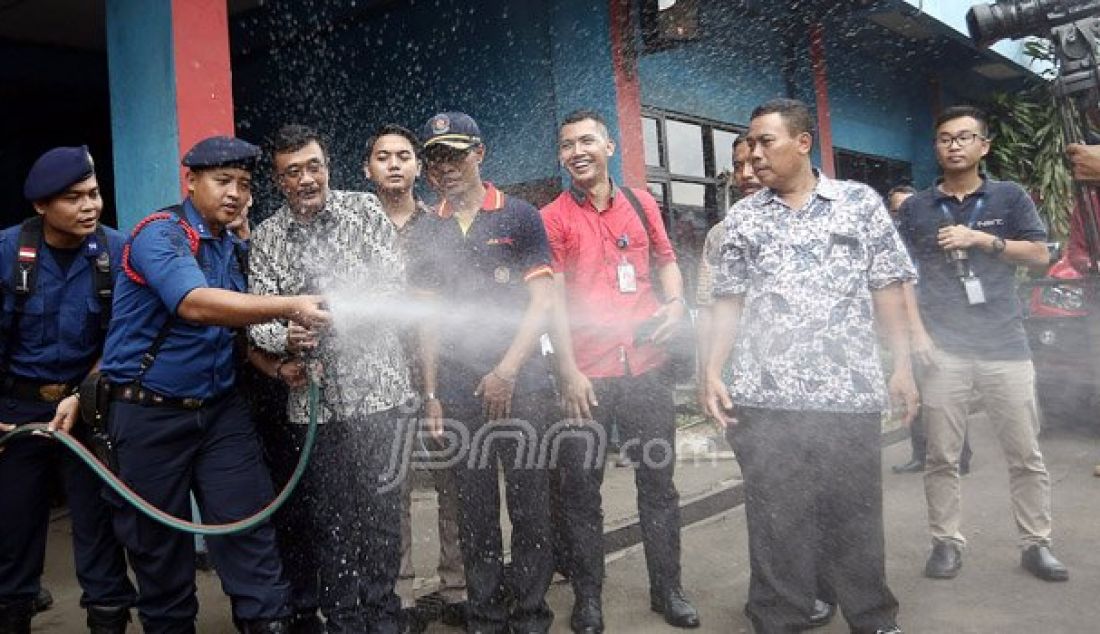 Wagub DKI Jakarta Djarot Syaiful Hidayat melakukan kunjungan kerja ke Dinas Penanggulangan Kebakaran dan Penyelamatan Provinsi DKI Jakarta, Sabtu (8/10). Djarot mengharapkan Damkar lebih profesional dan menjunjung tinggi keselamatan dalam menanggani kebakaran. Foto: Ricardo/JPNN.com - JPNN.com