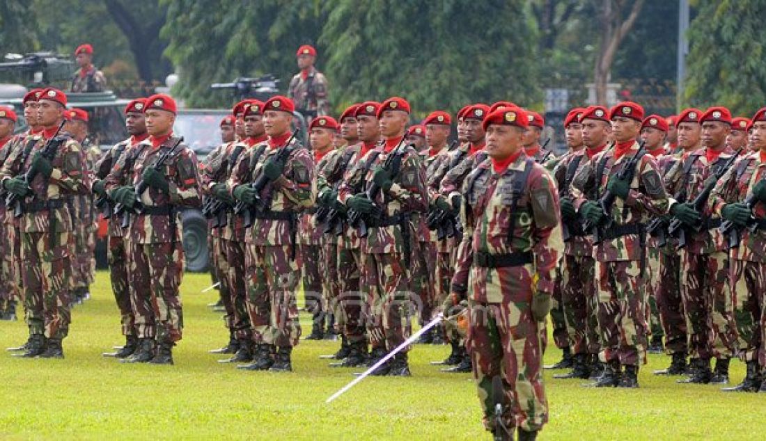 Prosesi serah terima jabatan Komandan Jenderal Kopassus dari Mayjen TNI M Herindra kepada Brigjen TNI Madsuni, Jakarta, Sabtu (8/10). Brigjen TNI Madsuni menggantikan Mayjen TNI M Herindra sebagai Komandan Jenderal Kopassus. Foto: Ricardo/JPNN.com - JPNN.com