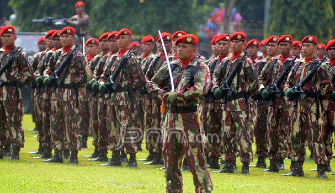 Prosesi serah terima jabatan Komandan Jenderal Kopassus dari Mayjen TNI M Herindra kepada Brigjen TNI Madsuni, Jakarta, Sabtu (8/10). Brigjen TNI Madsuni menggantikan Mayjen TNI M Herindra sebagai Komandan Jenderal Kopassus. Foto: Ricardo/JPNN.com - JPNN.com