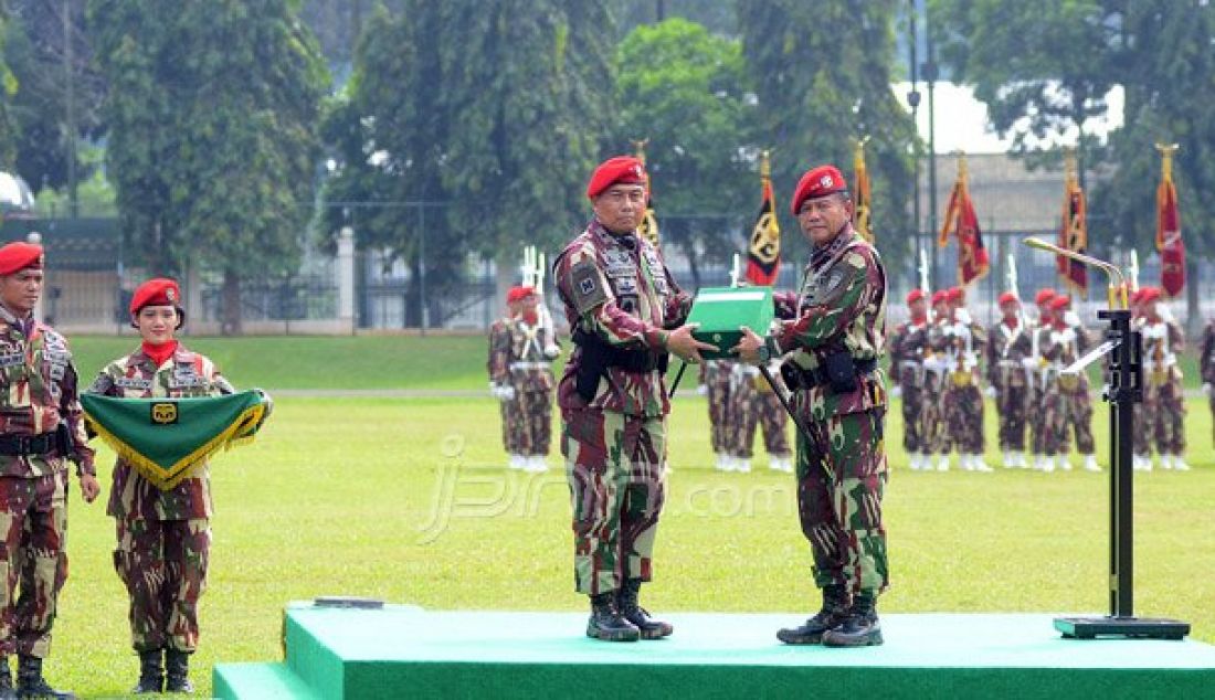 Danjen Kopassus Mayjen TNI M Herindra salam komando dengan Danjen Kopassus yang baru, Brigjen TNI Madsuni (kiri) saat Upacara Penyerahan Satuan Kopassus, Jakarta, Sabtu (8/10). Foto: Ricardo/JPNN.com - JPNN.com