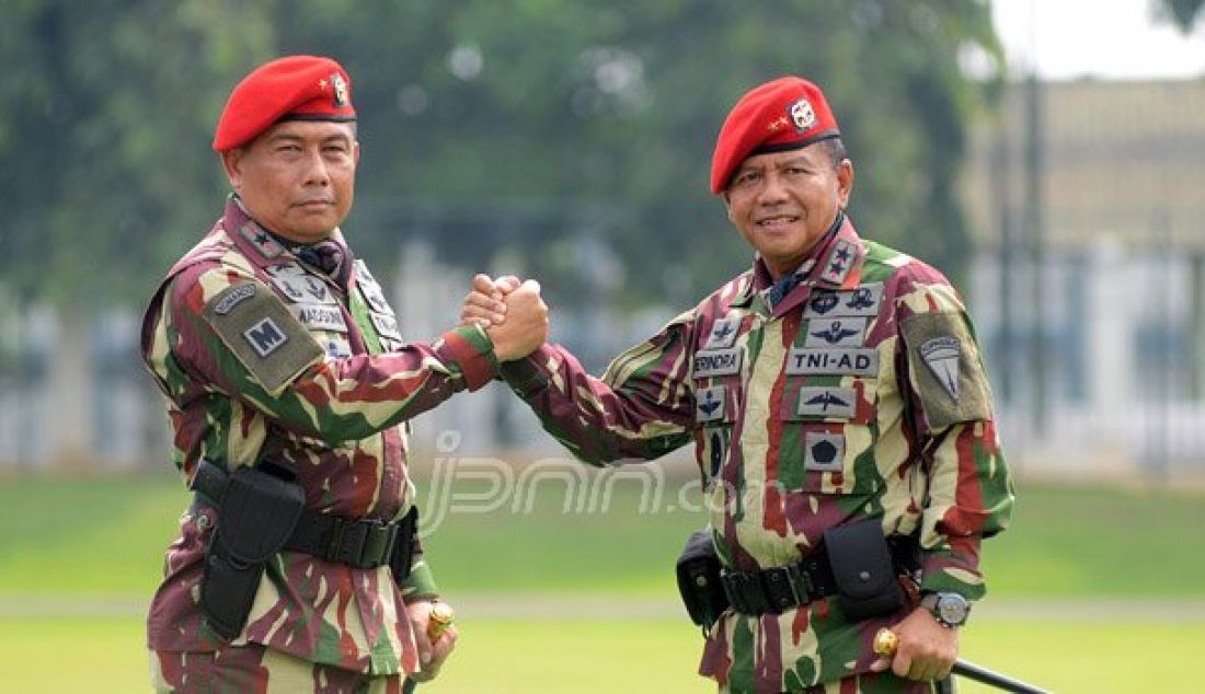 Danjen Kopassus Mayjen TNI M Herindra salam komando dengan Danjen Kopassus yang baru, Brigjen TNI Madsuni (kiri) saat Upacara Penyerahan Satuan Kopassus, Jakarta, Sabtu (8/10). Foto: Ricardo/JPNN.com - JPNN.com