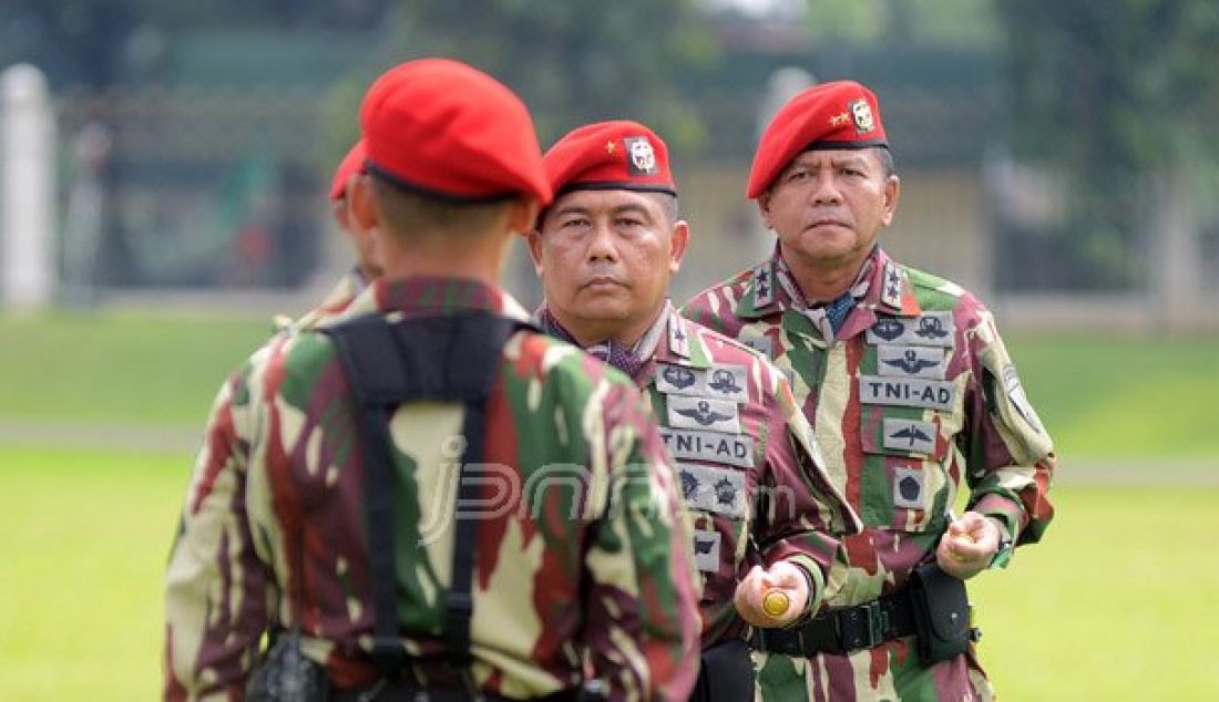 Prosesi serah terima jabatan Komandan Jenderal Kopassus dari Mayjen TNI M Herindra kepada Brigjen TNI Madsuni, Jakarta, Sabtu (8/10). Brigjen TNI Madsuni menggantikan Mayjen TNI M Herindra sebagai Komandan Jenderal Kopassus. Foto: Ricardo/JPNN.com - JPNN.com