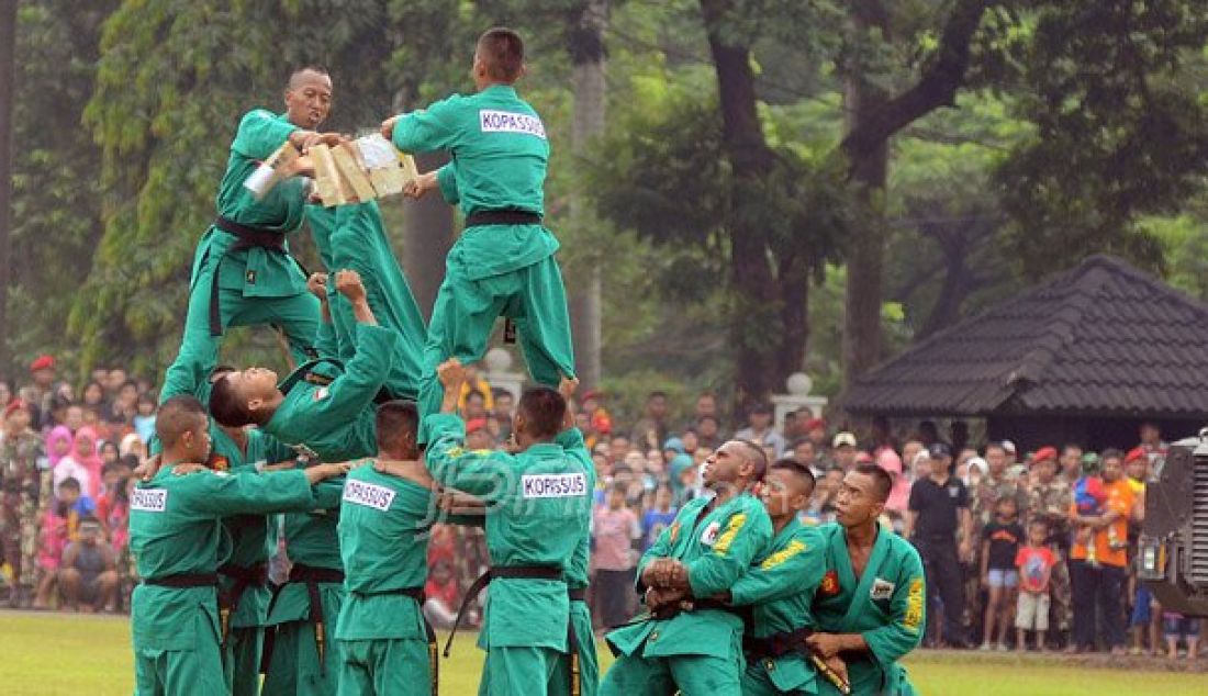 Prajurit Kopassus melakukan atraksi saat Upacara Penyerahan Satuan Kopassus di lapangan Makokopassus, Jakarta, Sabtu (8/10). Brigjen TNI Madsuni yang sebelumnya menjabat Wadanjen Kopassus dilantik menjadi Komandan Jenderal Kopassus menggantikan Mayjen TNI M Herindra. Foto: Ricardo/JPNN.com - JPNN.com