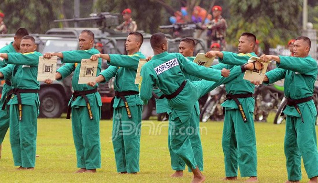 Prajurit Kopassus melakukan atraksi saat Upacara Penyerahan Satuan Kopassus di lapangan Makokopassus, Jakarta, Sabtu (8/10). Brigjen TNI Madsuni yang sebelumnya menjabat Wadanjen Kopassus dilantik menjadi Komandan Jenderal Kopassus menggantikan Mayjen TNI M Herindra. Foto: Ricardo/JPNN.com - JPNN.com