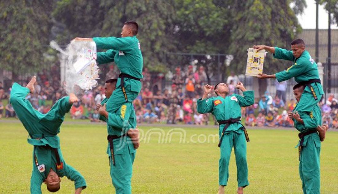 Prajurit Kopassus melakukan atraksi saat Upacara Penyerahan Satuan Kopassus di lapangan Makokopassus, Jakarta, Sabtu (8/10). Brigjen TNI Madsuni yang sebelumnya menjabat Wadanjen Kopassus dilantik menjadi Komandan Jenderal Kopassus menggantikan Mayjen TNI M Herindra. Foto: Ricardo/JPNN.com - JPNN.com