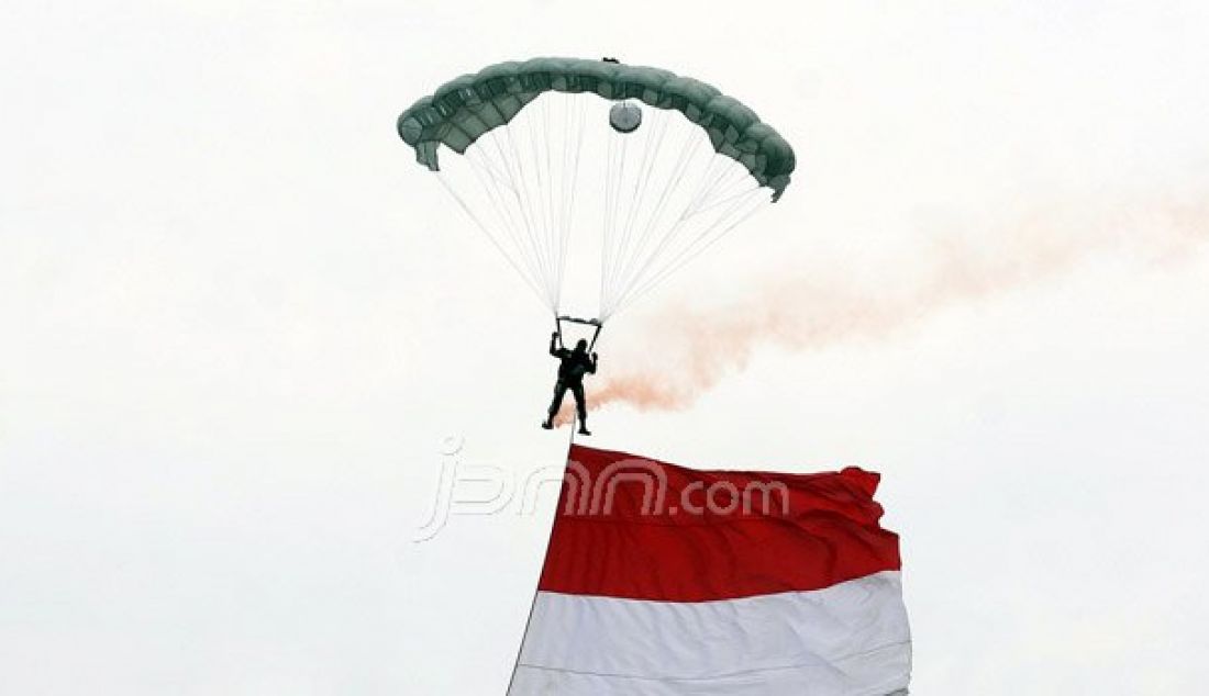 Prajurit Kopassus melakukan atraksi saat Upacara Penyerahan Satuan Kopassus di lapangan Makokopassus, Jakarta, Sabtu (8/10). Brigjen TNI Madsuni yang sebelumnya menjabat Wadanjen Kopassus dilantik menjadi Komandan Jenderal Kopassus menggantikan Mayjen TNI M Herindra. Foto: Ricardo/JPNN.com - JPNN.com