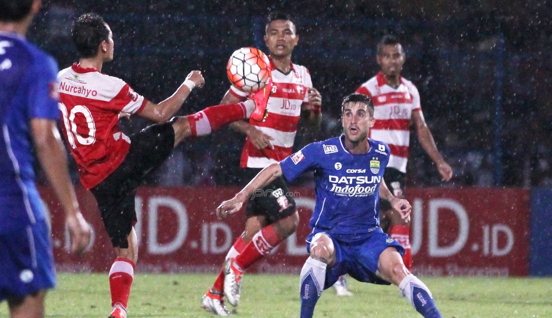 Pemain Madura United 10 Slamet Nurcahyono berduel dengan Pemain Persib Bandung 10 Robertino Gabriel Pugliara pada Laga kontra ISC-A antara Madura United vs Persib Bandung, di Stadion Gelora Bangkalan. berakhir dengan skor 2-1 untuk Madura United. Foto : Allex Qomarulla/Radar Madura/JPNN.com - JPNN.com