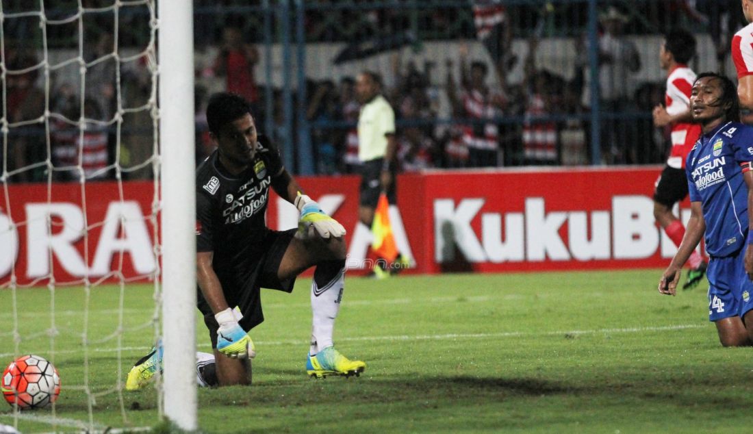 Penjaga Gawang Persib Bandung 1 M Natshir Fadhil Mahbuby terperanga setelah gawangnya kebobolan, pada Laga kontra ISC-A antara Madura United vs Persib Bandung, di Stadion Gelora Bangkalan. berakhir dengan skor 2-1 untuk Madura United. Foto : Allex Qomarulla/Radar Madura/JPNN.com - JPNN.com